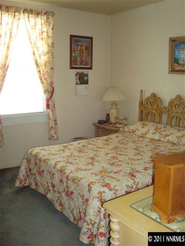 135 La Rue Avenue Reno, NV 89509 - Photo 6 of 12 a bedroom with a bed and a window