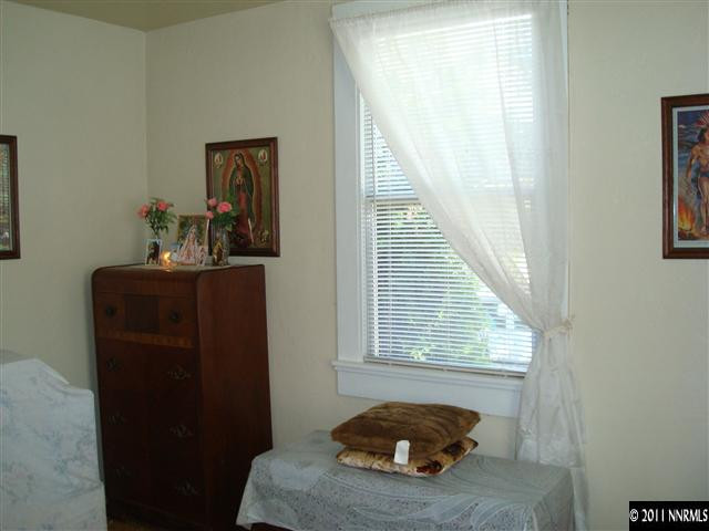 135 La Rue Avenue Reno, NV 89509 - Photo 7 of 12 a living room with furniture and a window