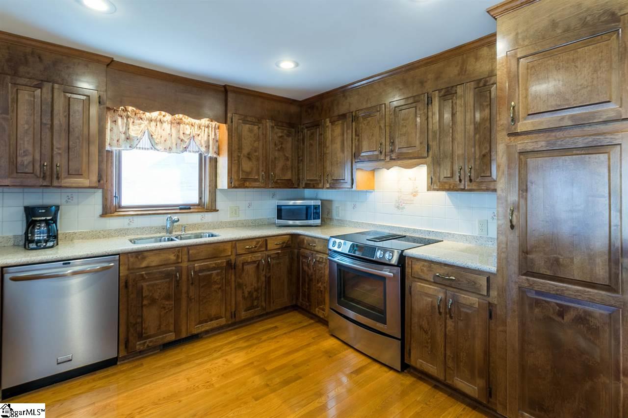 113 River Oaks Road Greer, SC 29650 - Photo 8 of 36 Gallery Image 8