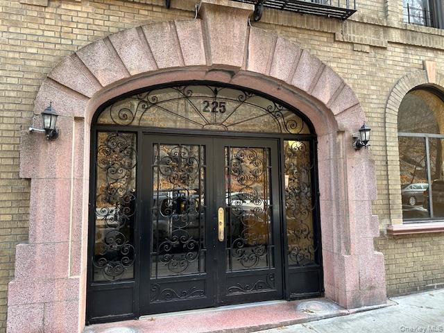 225 Bennett Avenue, Unit 2R Manhattan, NY 10040 - Photo 2 of 25 a front view of a house with glass windows