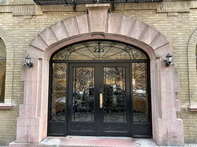 $239,998 | 225 Bennett Avenue, Unit 2R | Hudson Heights