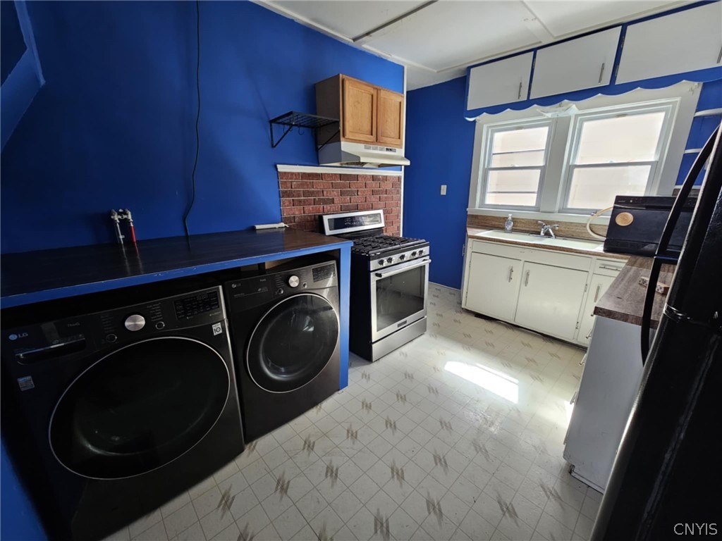 29 Butternut Street Lyons, NY 14489 - Photo 9 of 37 Kitchen with front facing view.