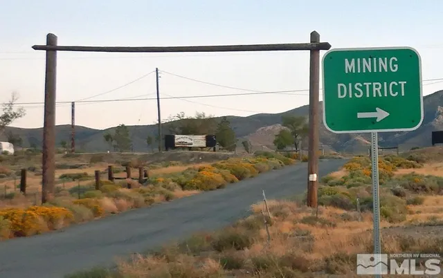 a view of a wooden floor with a dry view