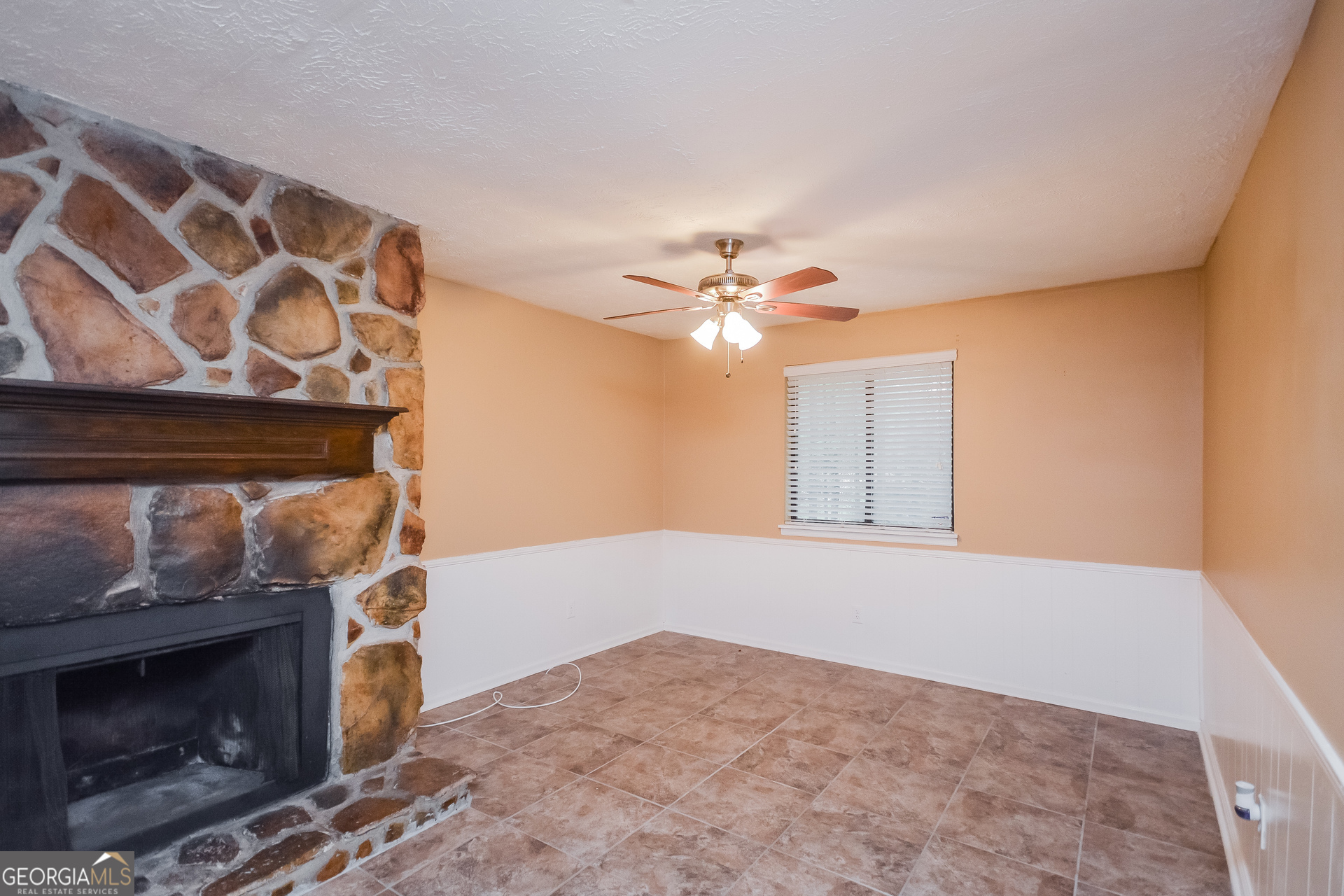 1912 Singer Way Lithonia, GA 30058 - Photo 2 of 16