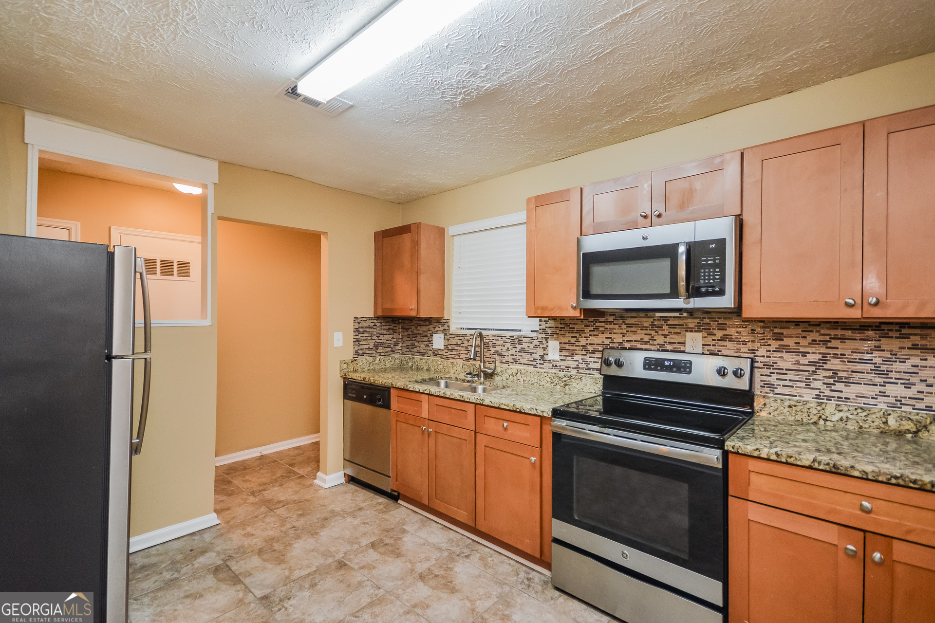 1912 Singer Way Lithonia, GA 30058 - Photo 4 of 16