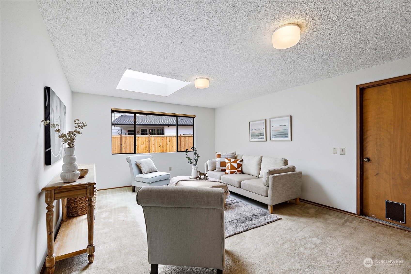 40 Chelan Key Bellevue, WA 98006 - Photo 16 of 29 a living room with furniture and a window