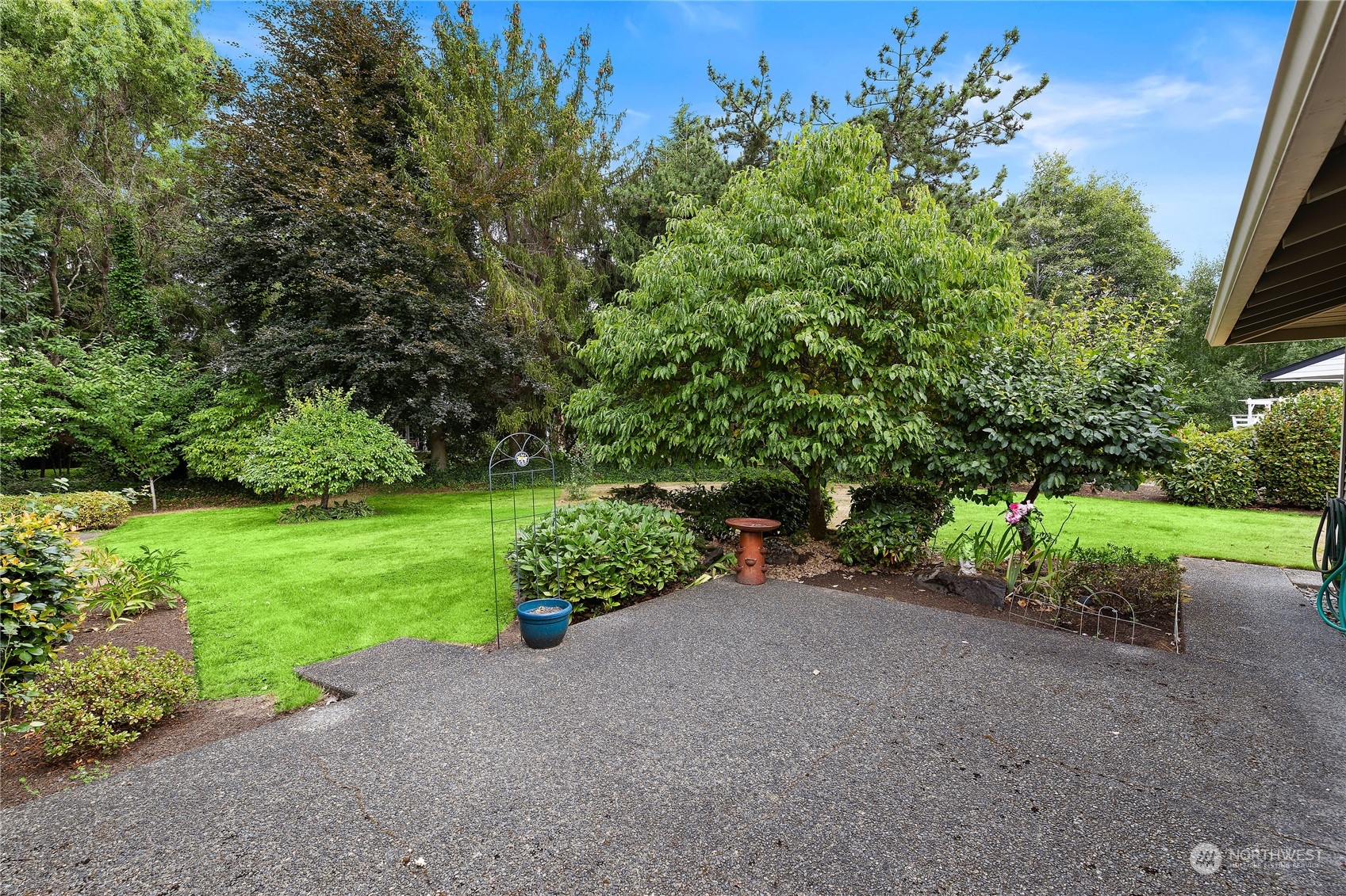 40 Chelan Key Bellevue, WA 98006 - Photo 29 of 29 a view of a garden with plants