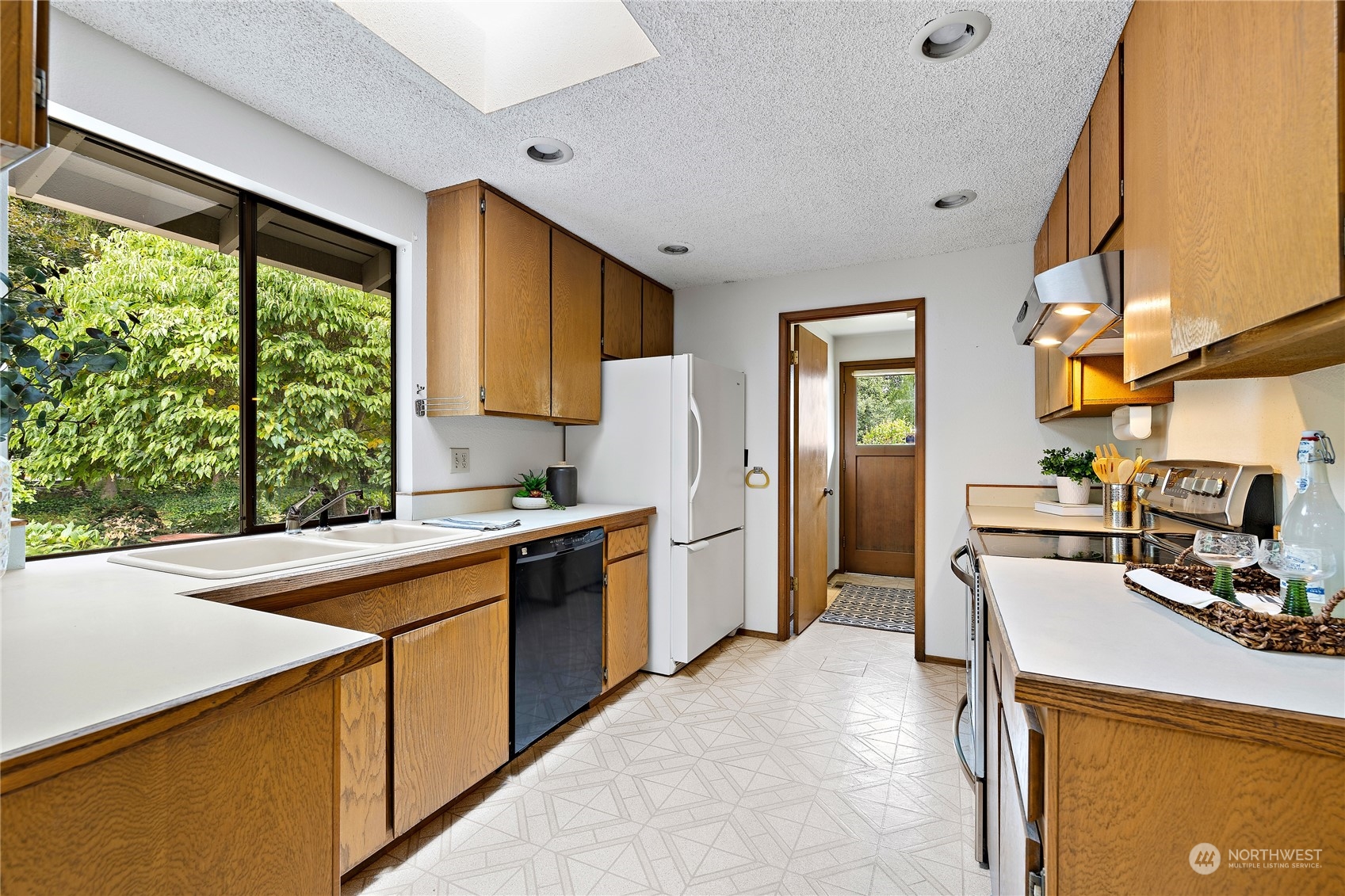 40 Chelan Key Bellevue, WA 98006 - Photo 8 of 29 a kitchen that has a sink and a stove top oven