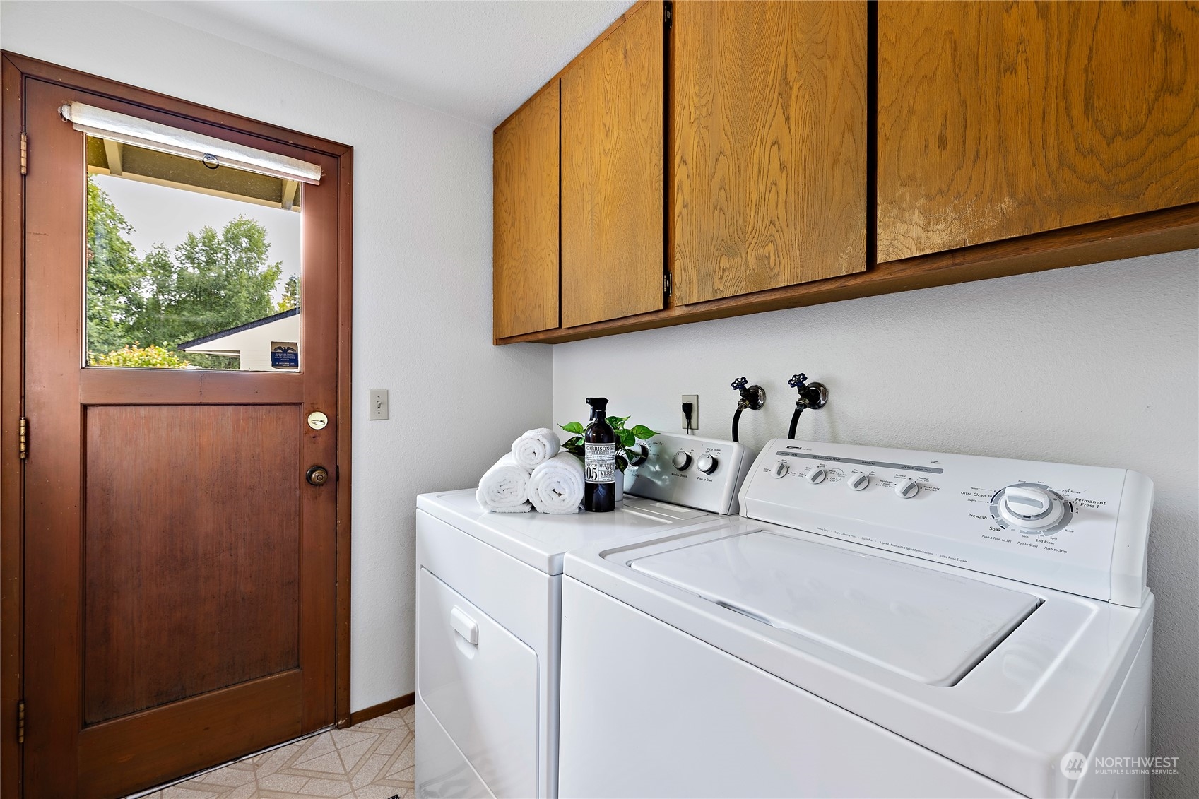 40 Chelan Key Bellevue, WA 98006 - Photo 10 of 29 a utility room with dryer and washer