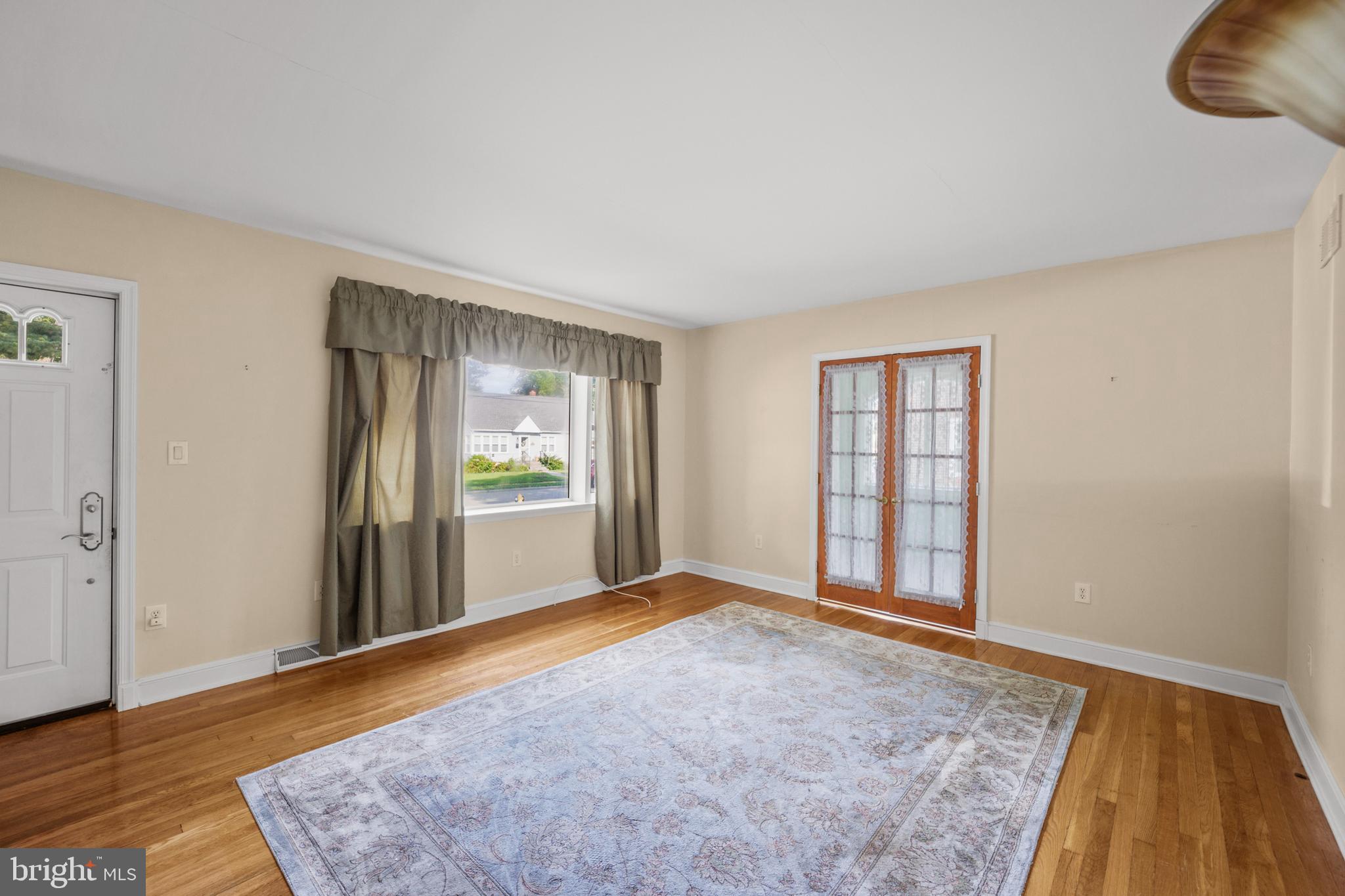 723 Filbert Street Palmyra, NJ 08065 - Photo 4 of 34 Living room