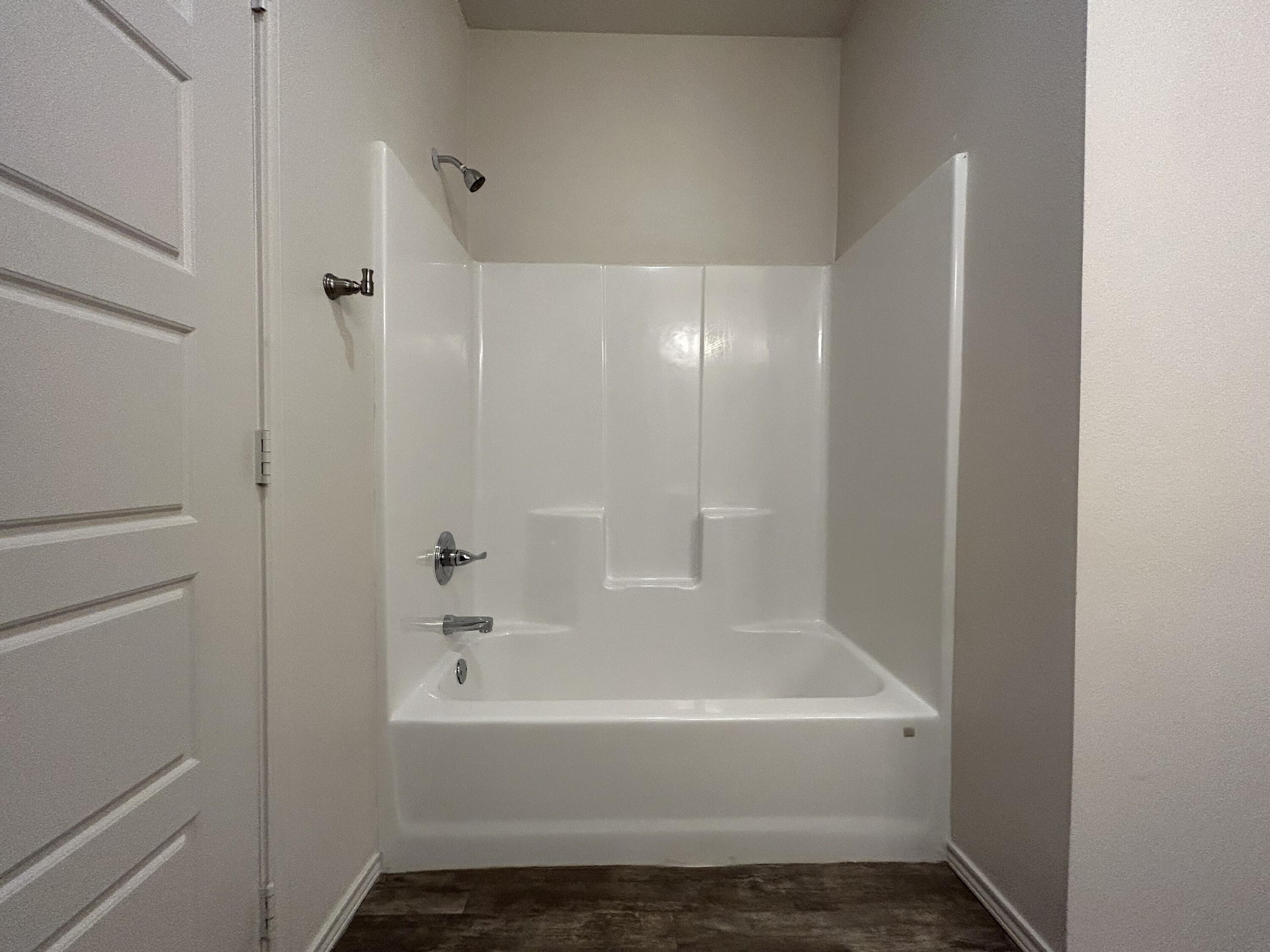 11620 Evanston Avenue Lubbock, TX 79424 - Photo 6 of 11 a bathroom with a bathtub
