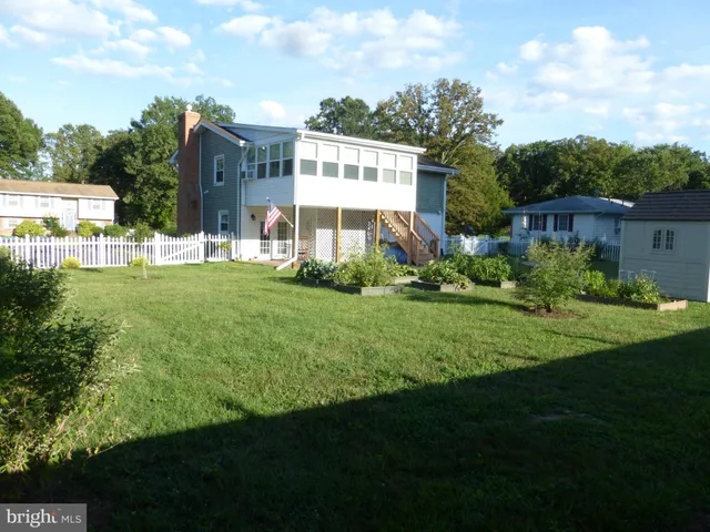 a view of backyard with house and garden