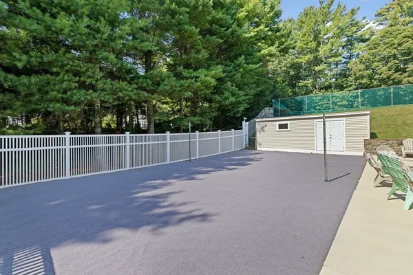 a view of a backyard