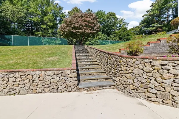 a view of a house with a backyard