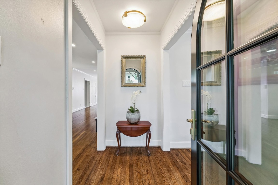 1925 Banks Street Houston, TX 77098 - Photo 4 of 38 This welcoming entryway features a beautiful upper premium Pella Reserve custom front door with energy efficient glass.