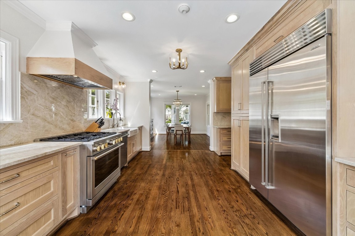 1925 Banks Street Houston, TX 77098 - Photo 7 of 38 This spacious, modern kitchen has a bright open layout for the future homeowner to make many beautiful memories to come!