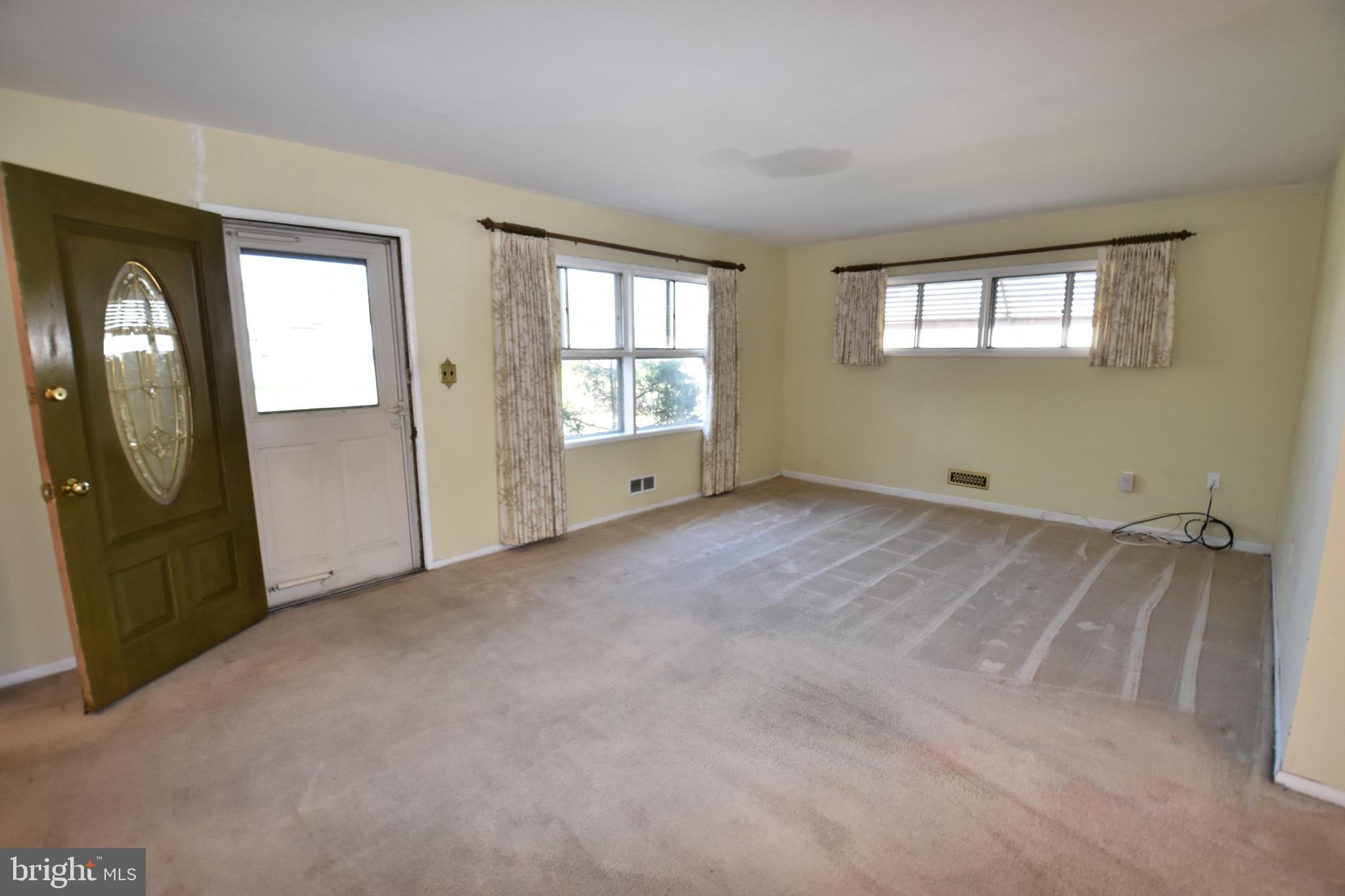 2421 Ellis Road Baltimore, MD 21234 - Photo 2 of 27 Spacious Living Room