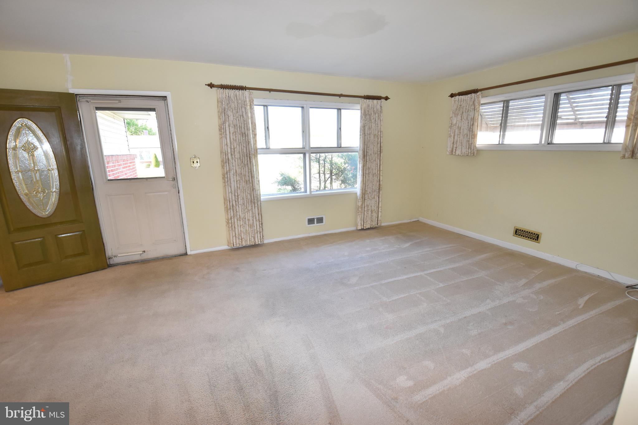 2421 Ellis Road Baltimore, MD 21234 - Photo 9 of 27 Living room
