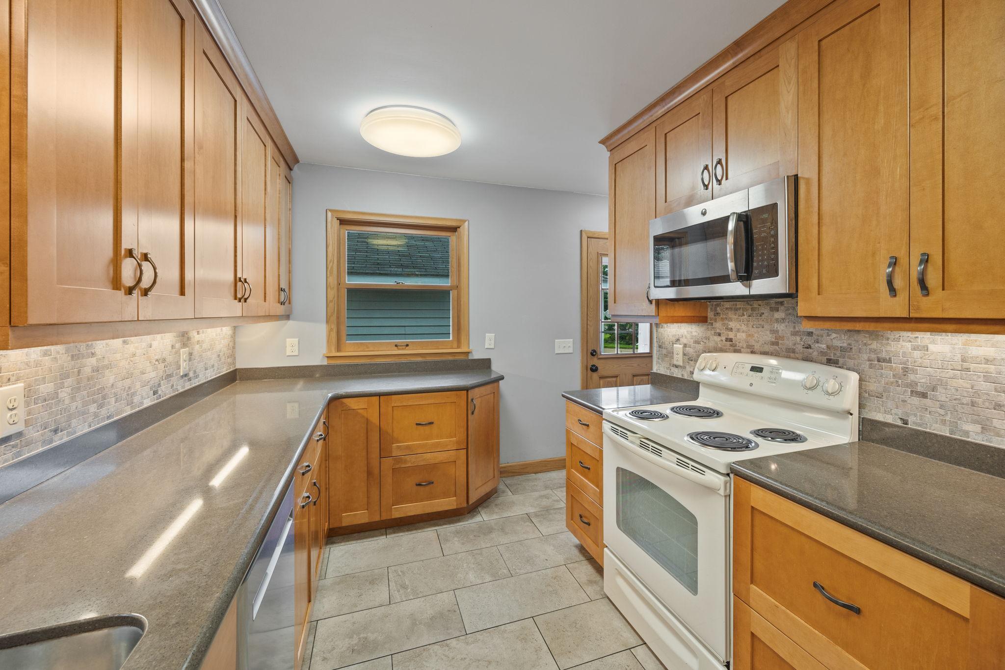1423 Rambler Road Roseville, MN 55113 - Photo 8 of 26 Gallery Image 8