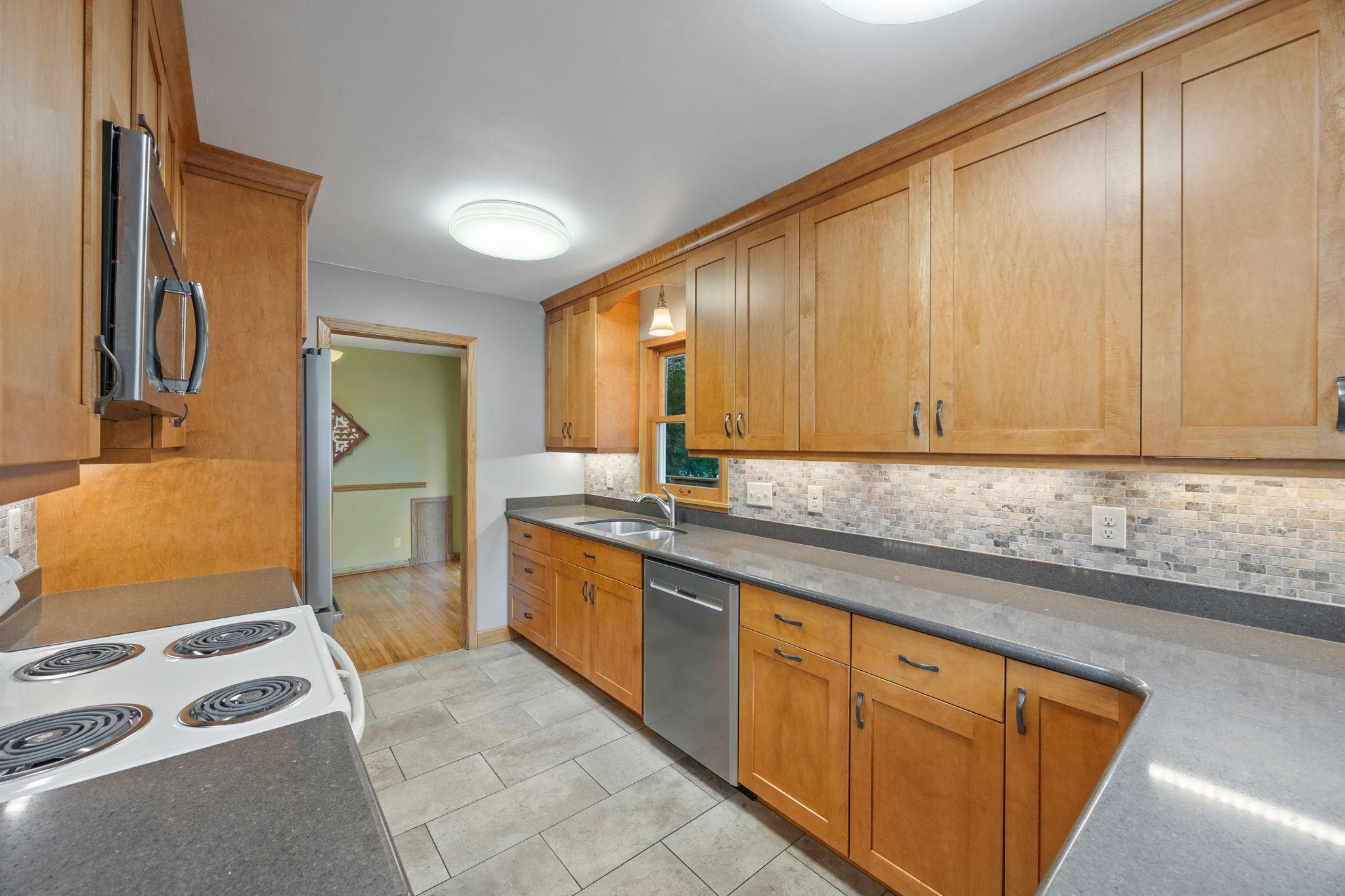 1423 Rambler Road Roseville, MN 55113 - Photo 9 of 26 Gallery Image 9
