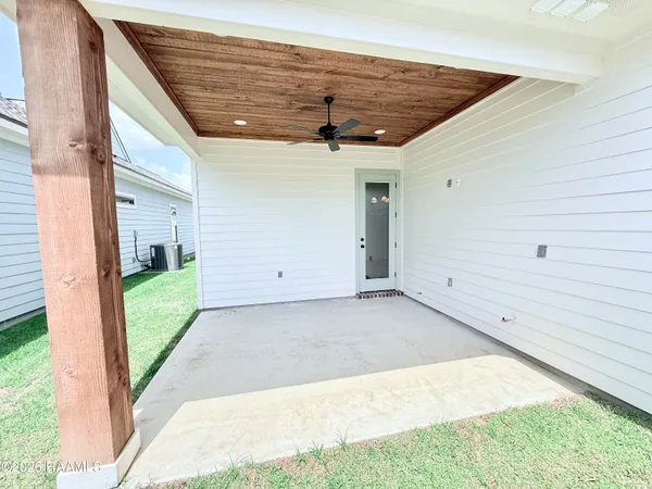 $339,900 | 122 Oak Village Drive, Scott, LA 70583