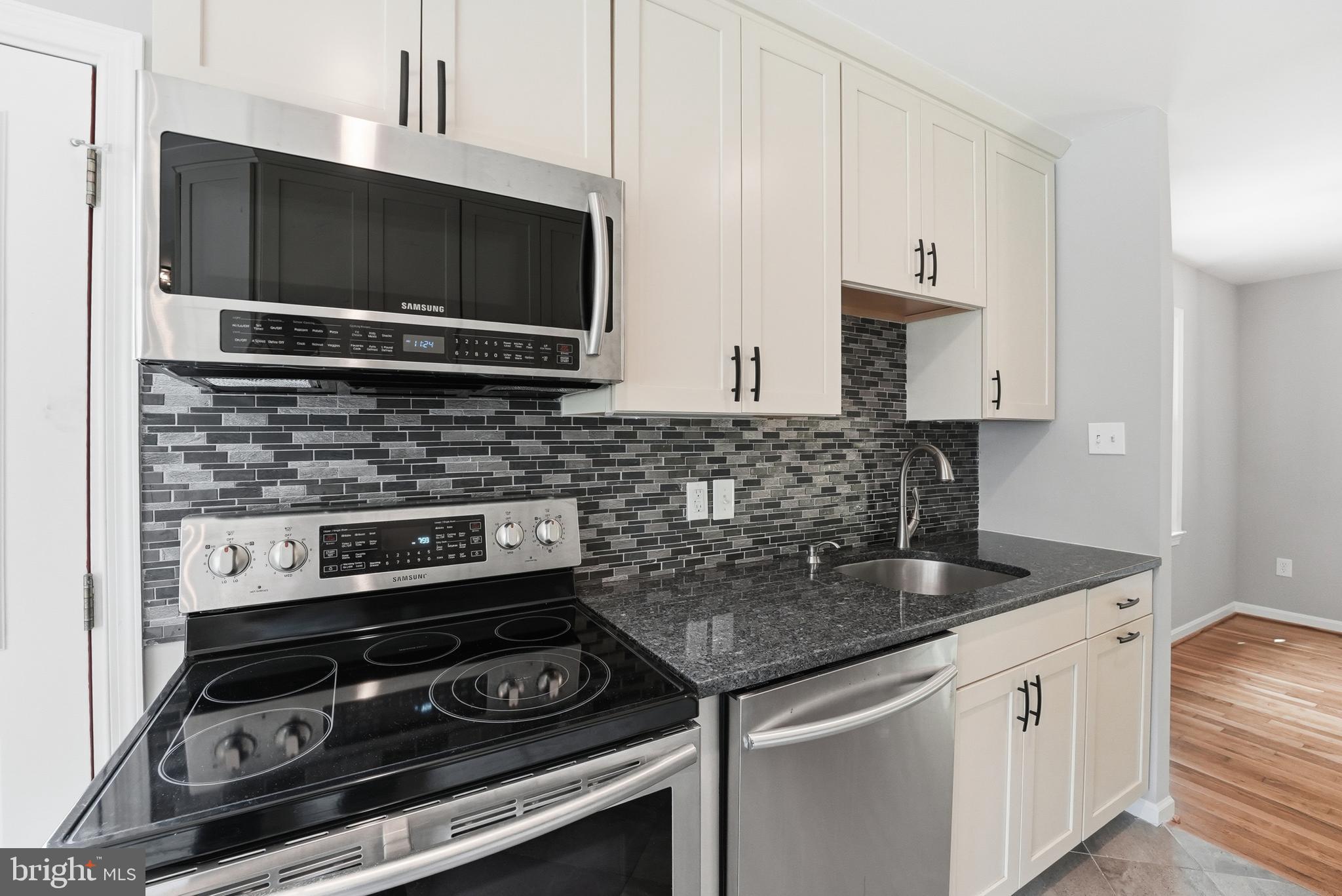 7410 Roxbury Avenue Manassas, VA 20109 - Photo 3 of 53