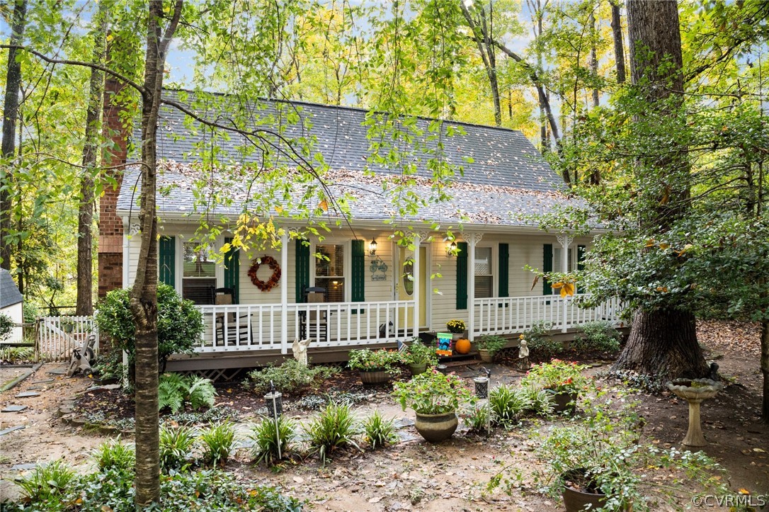 6810 Full Rack Circle Midlothian, VA 23112 - Photo 1 of 31 a front view of a house with garden
