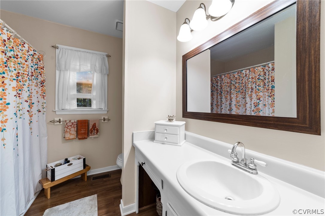 6810 Full Rack Circle Midlothian, VA 23112 - Photo 14 of 31 a bathroom with a sink and a mirror