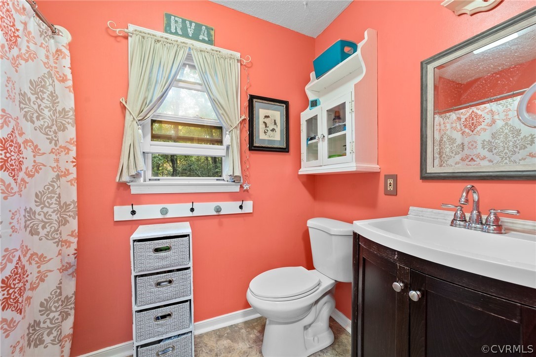 6810 Full Rack Circle Midlothian, VA 23112 - Photo 23 of 31 a bathroom with a sink a toilet and a mirror