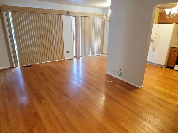$1,900 | 877 Cross Creek Drive North, Unit B1, Roselle, IL 60172