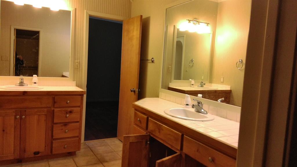 110 Pawnee Trail Gainesville, TX 76240 - Photo 7 of 10 Primary Bathroom