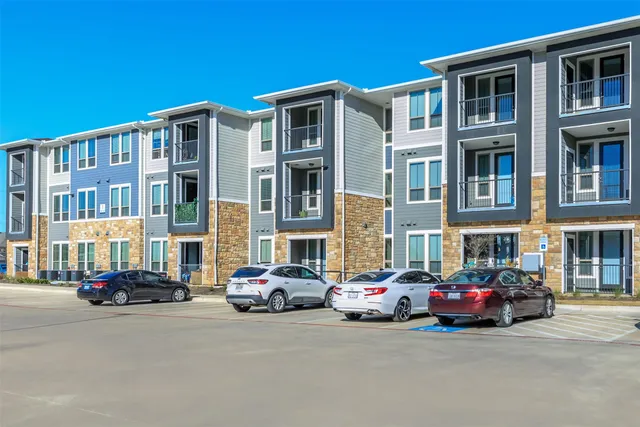 $1,189 | 7011 McKinney Falls Parkway, Austin, TX 78744