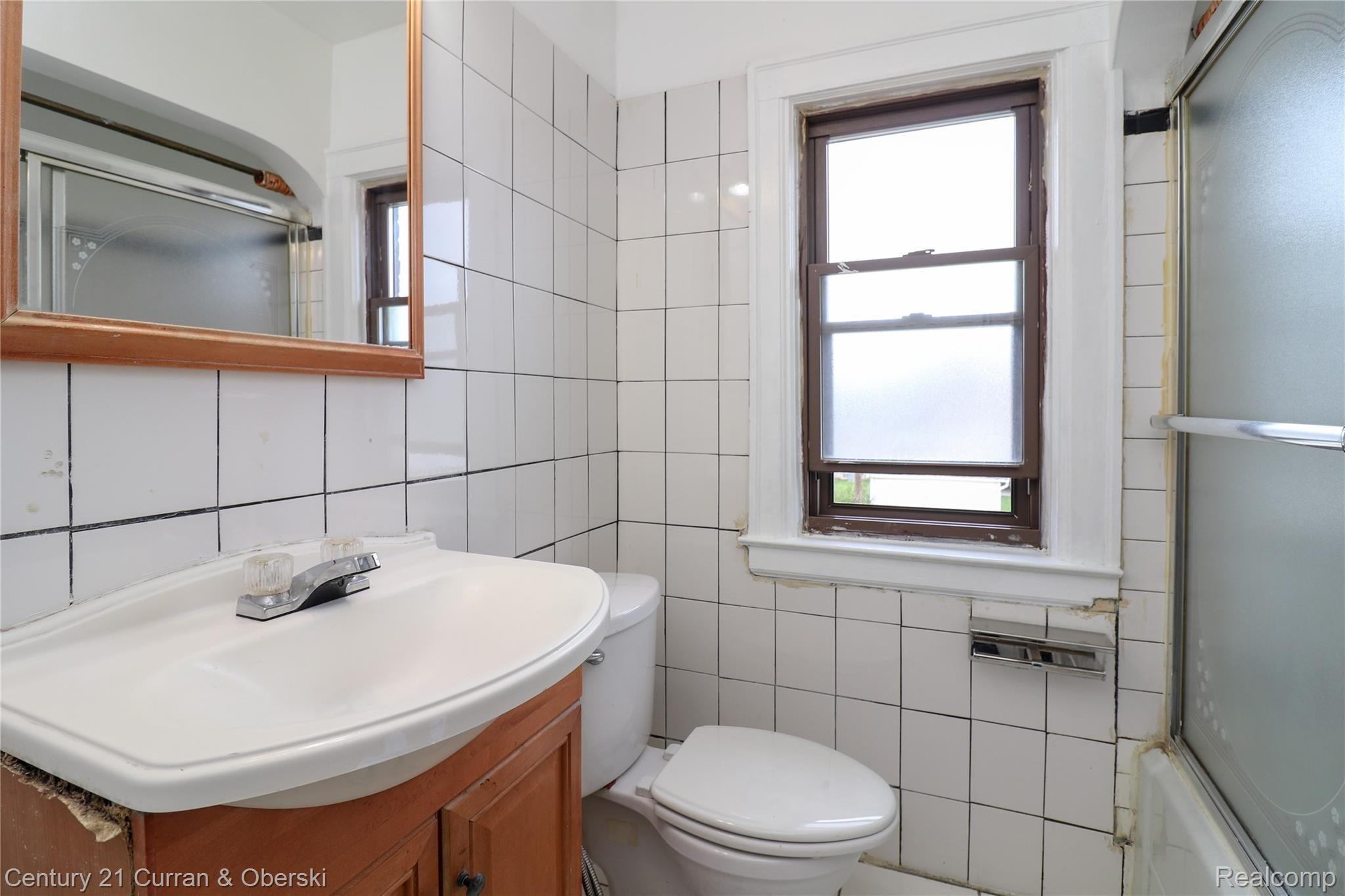 6434 Schaefer Road Dearborn, MI 48126 - Photo 10 of 22 Full bath