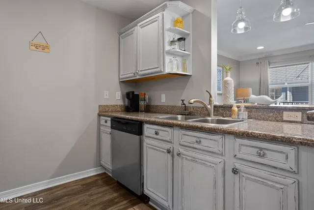 $172,000 | 1282 Beach Boulevard, Unit 220, Biloxi, MS 39530