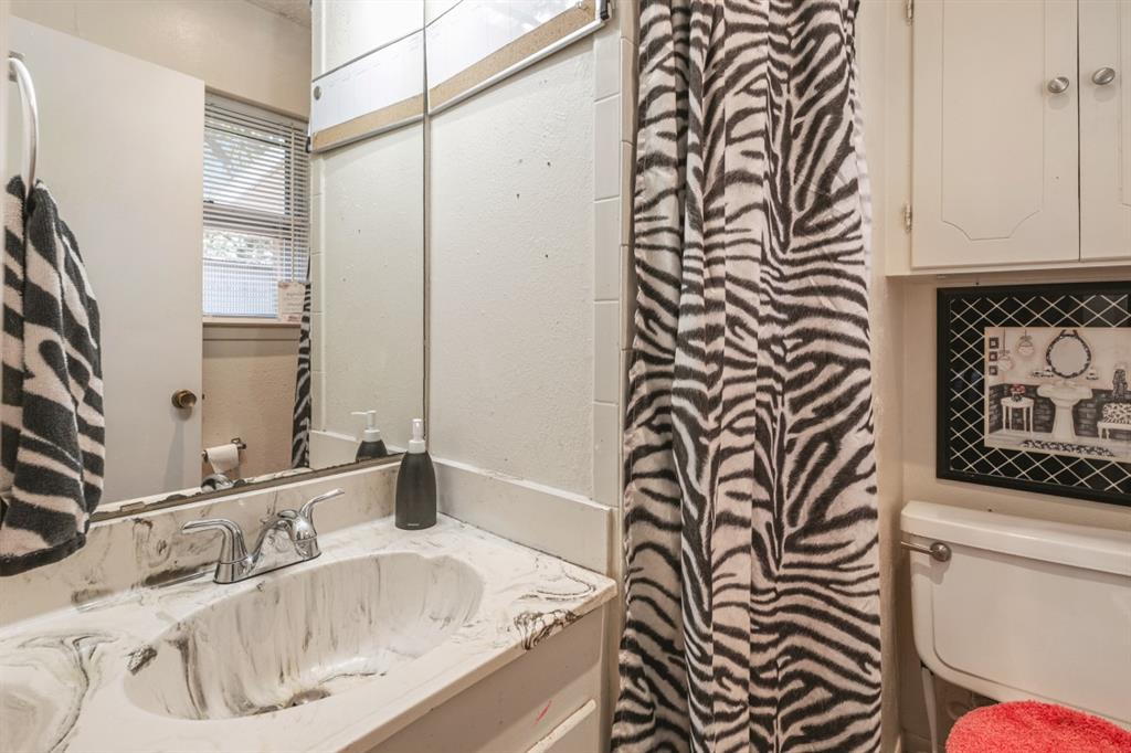 508 West 9th Street Kemp, TX 75143 - Photo 17 of 32 a bathroom with a bathtub and shower