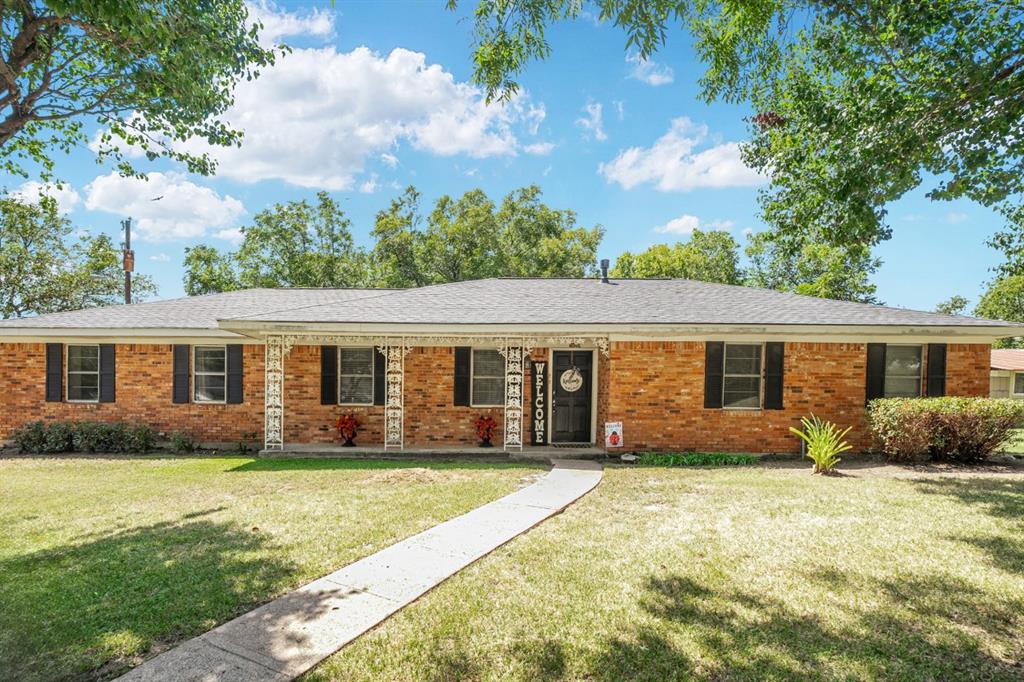 508 West 9th Street Kemp, TX 75143 - Photo 2 of 32 a front view of house with yard and green space