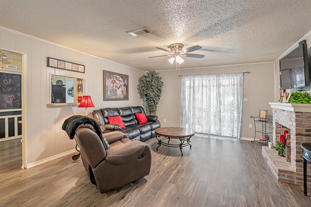 508 West 9th Street Kemp, TX 75143 - Photo 5 of 32 a living room with furniture and a flat screen tv