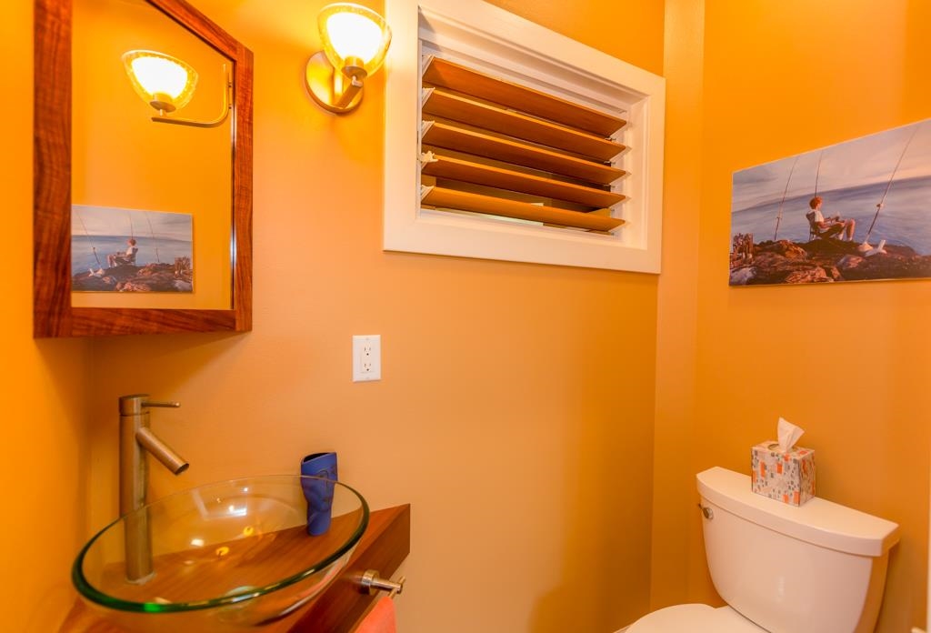 130 North Honokala Road Haiku, HI 96708 - Photo 21 of 30 a bathroom with a toilet and sink