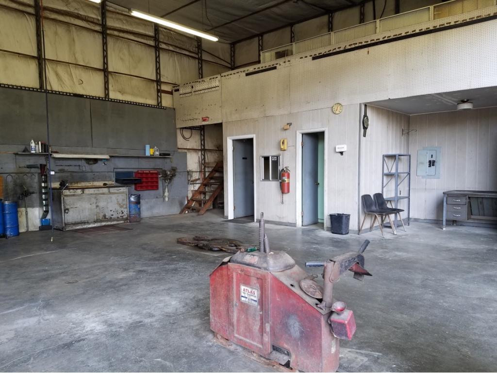 568 Silver Grove Road Bluff City, TN 37618 - Photo 13 of 28 Multi car bay garageworkshop