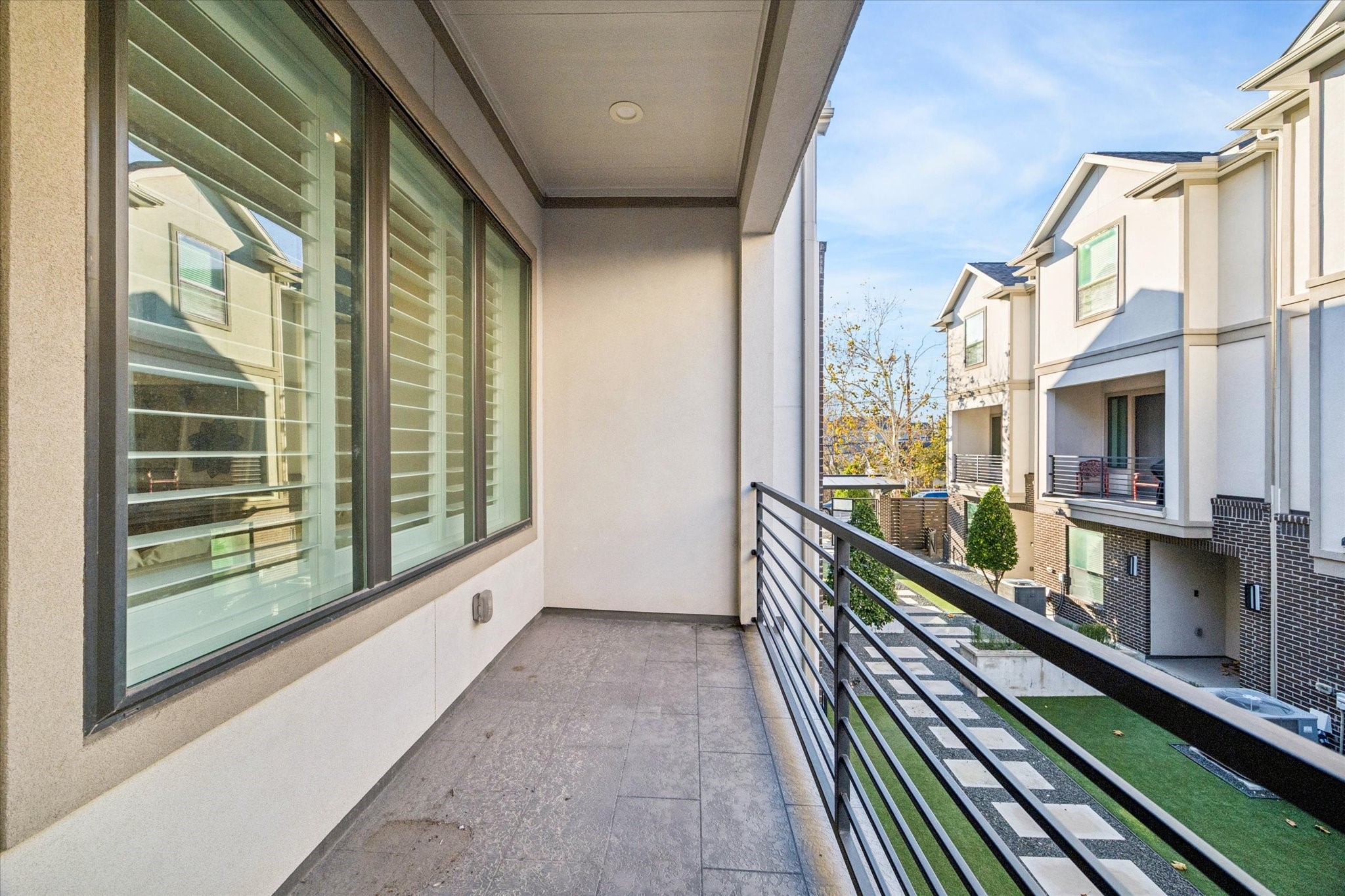 1122 Thompson Street Houston, TX 77007 - Photo 11 of 25 a view of a balcony with furniture