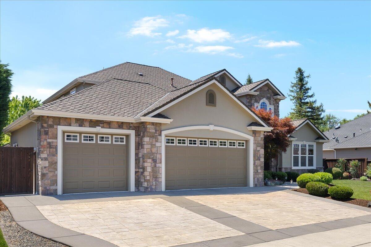 574 Grey Hawk Way Central Point, OR 97502 - Photo 3 of 39 3