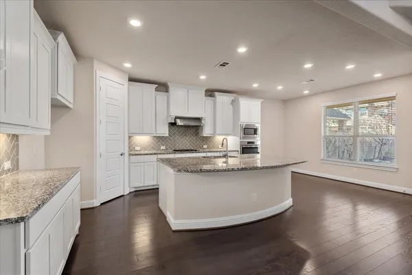 $825,000 | 35 North Wheatleigh Drive, Tomball, TX 77375