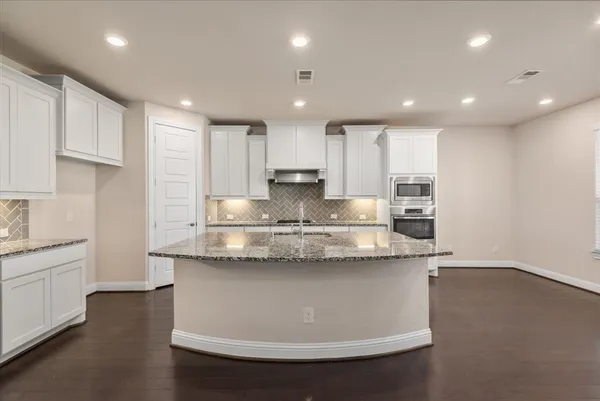 $825,000 | 35 North Wheatleigh Drive, Tomball, TX 77375