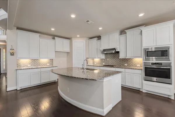 $825,000 | 35 North Wheatleigh Drive, Tomball, TX 77375