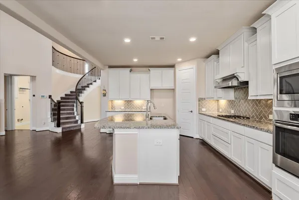 $825,000 | 35 North Wheatleigh Drive, Tomball, TX 77375