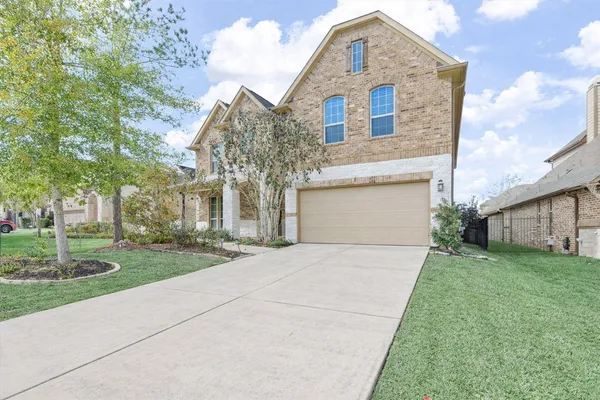 $825,000 | 35 North Wheatleigh Drive, Tomball, TX 77375