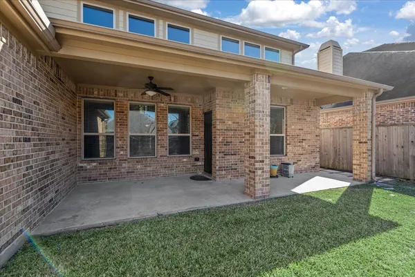 $825,000 | 35 North Wheatleigh Drive, Tomball, TX 77375