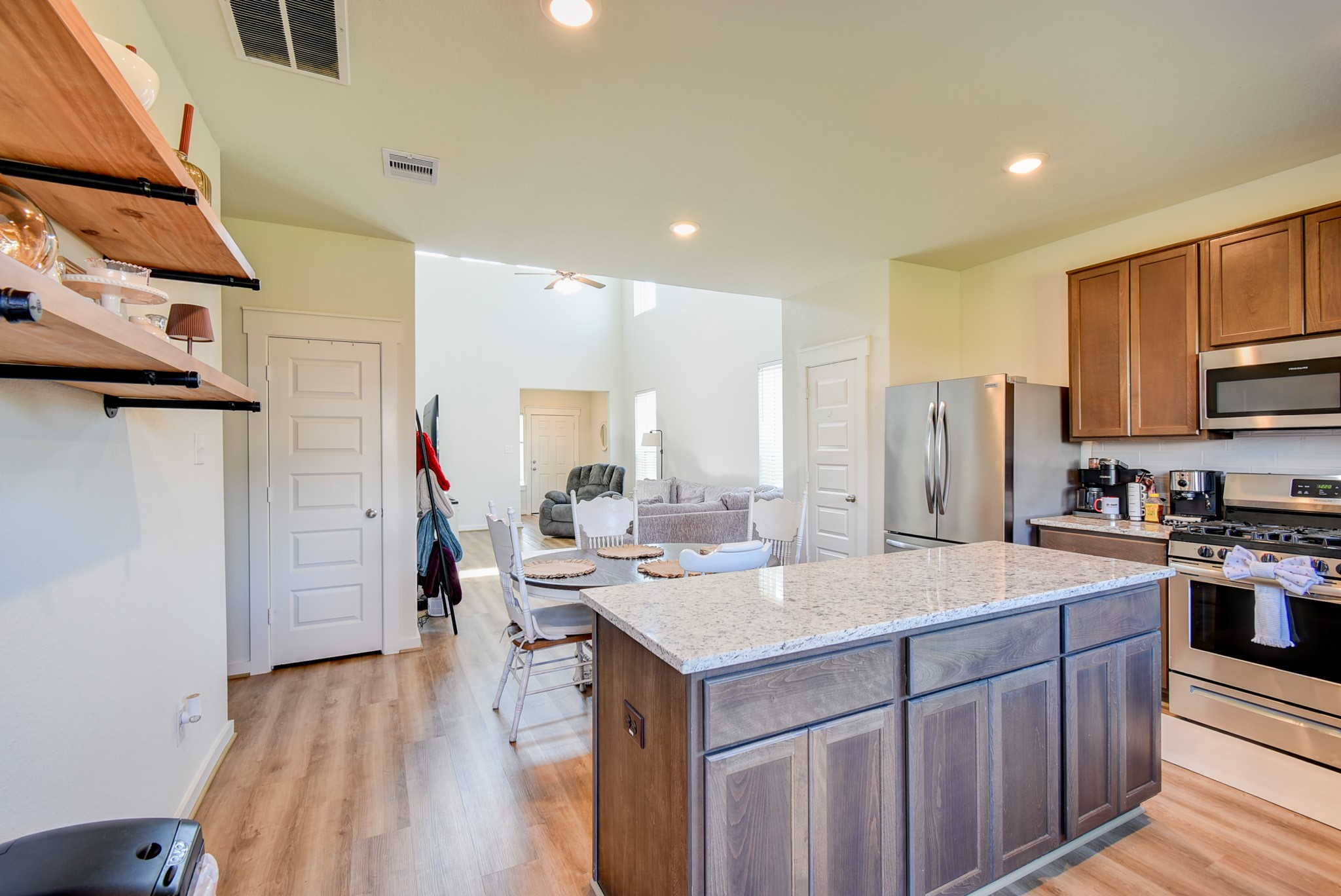205 Laura Leigh Lane Angleton, TX 77515 - Photo 9 of 29