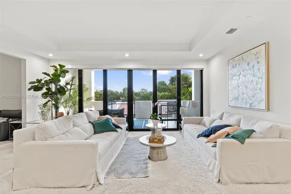 $9,000 | 718 Valencia Avenue, Unit 307, Coral Gables, FL 33134