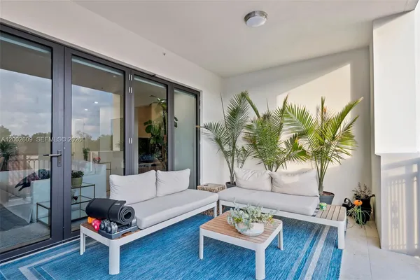 $9,000 | 718 Valencia Avenue, Unit 307, Coral Gables, FL 33134